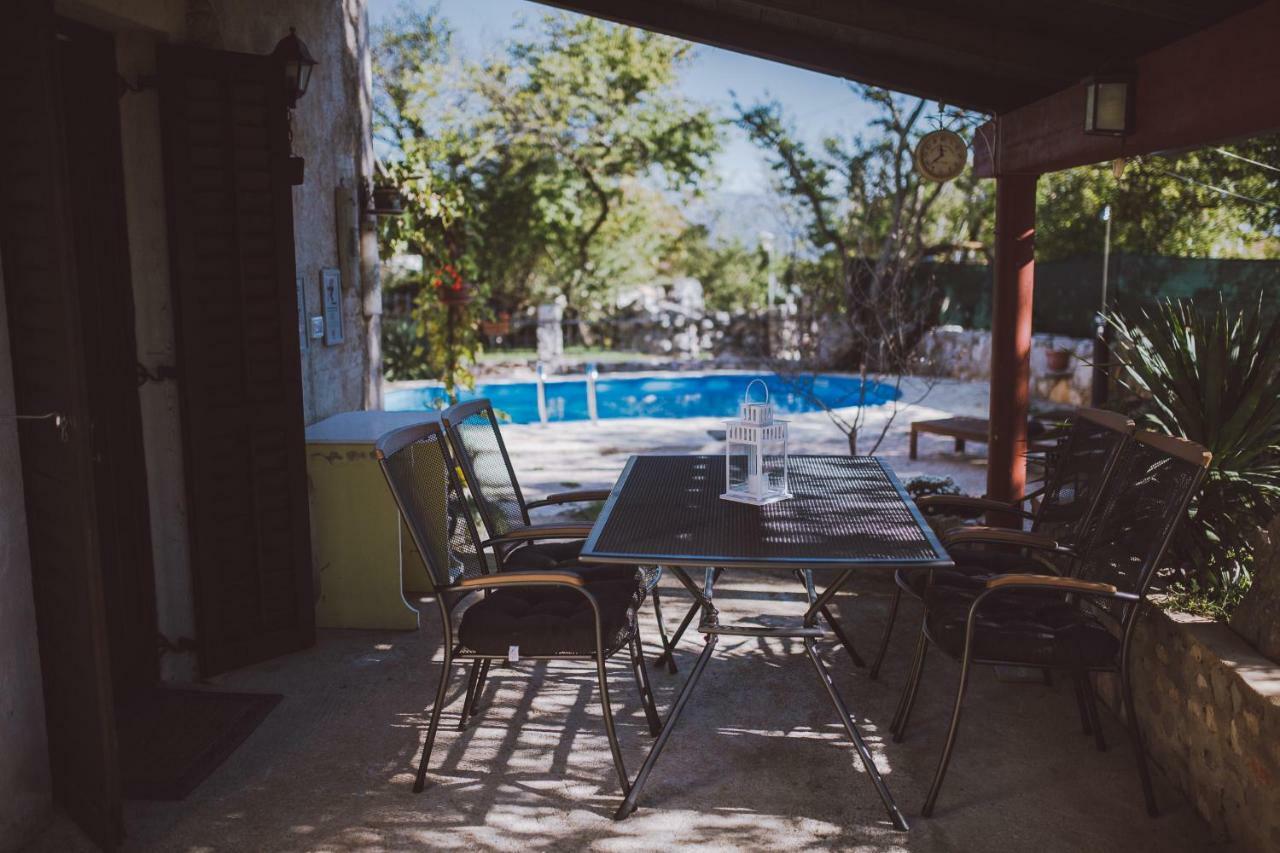 Villa Cosy Getaway à Gostinjac Extérieur photo